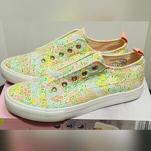 Ladies slip on canvas size 8